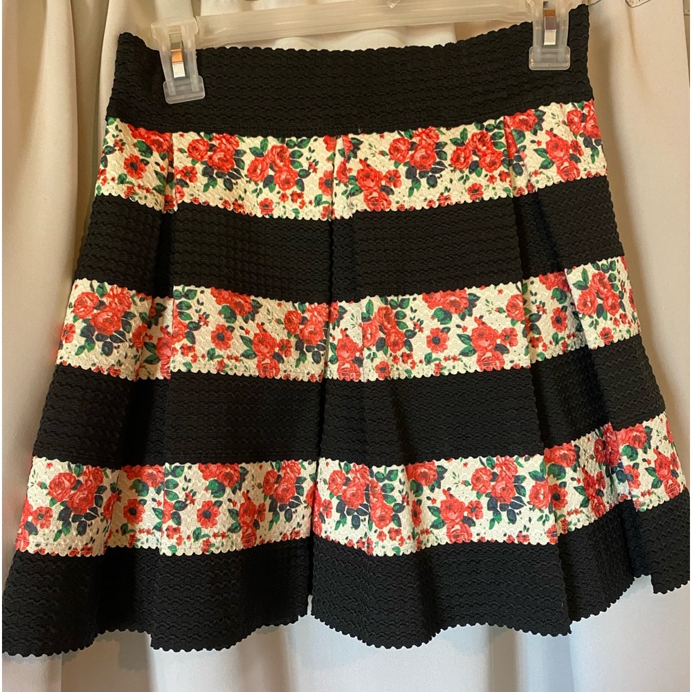 NWT Touch Me Floral & Black Stripes Pleated A-Line Skirt Women's Size L.